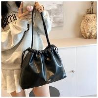 ราคา กระเป๋าสะพายไหล่เชือกรูดปิด GC 105 งานหนังสังเคราะห์ ซับผ้าไนล่อน แข็งแรงทนทาน ใช้งานง่าย ดีไซน์สวย (23271573214)