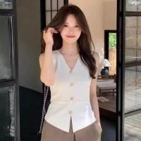 ราคา DD SHOPพร้อมส่ง 20252 เสื้อกบ้ามไหมพรม คอวี กระดุมด้านหน้า ดีเทลเว้าหลังเอว (23232938260)