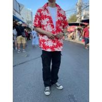 ราคา เสื้อเชิ้ตแขนสั้นลายดอกชบาขาวพื้นแดง (23090577916)