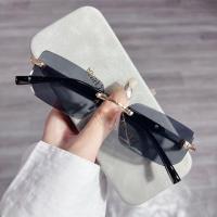 ราคา แว่นตากันแดดทรงเหลี่ยมไร้กรอบโลหะ NMW สำหรับแฟชั่นผู้หญิงและผู้ชายอินเทรนด์อุปกรณ์เสริมการเดินทางกลางแจ้งโพลาไรซ์ป้องกันแสงแดดป้องกัน UV400กันแสงสะท้อนสำหรับผู้ชาย1009ดั้งเดิม (22416191714)