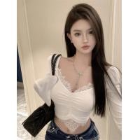 ราคา เสื้อยืดคอวีแขนยาวสีขาวทรงสลิมฟิตสำหรับผู้หญิงในฤดูใบไม้ร่วง เสื้อเชิ้ตคอวีแขนยาวลายลูกไม้เซ็กซี่ เสื้อเชิ้ตทรงสลิมฟิต (22722498669)