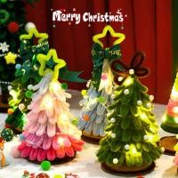 ราคา อุปกรณ์ต้นคริสต์มาสแบบทำมือแท่งบิดเกลียวขนาดเล็กสีเขียวและสีขาวการตกแต่งคริสต์มาสสีแดงชุดต้นคริสต์มาสฐานเรียบตกแต่งคริสต์มาสสำหรับบ้านงานเลี้ยงงานแต่งงานที่ชื่นชอบ (22680282618)