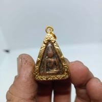 ราคา พระสมเด็จนางพญา พิมพ์เล็กเข่าโค้ง พุทธคุณแคล้วคลาดปลอดภัยมหาอุดเลี่ยมกรอบทองกันน้ำอย่างดี (19617584690)