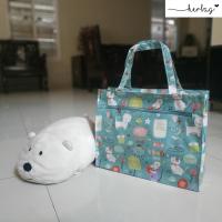 ราคา กระเป๋าถือ 3 ซิป ไซส์นอนหูสั้น 4 7 13 3 10 6 นิ้ว กันน้ำ หิ้วหนัก ซักได้ เคลือบ PVC พลาสติก (22965708812)