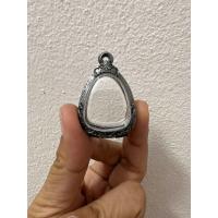 ราคา ตลับเงินงานแต่งเก่าแบบเปิดหลังตลับใส่พระปิดตาหลวงพ่อแก้วขนาดตลับวัดจากด้านในตลับ2 2 2 7cm (12293081377)