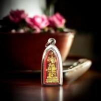 ราคา จี้ ล๊อกเก็ต ท้าวเวสสุวรรณ จี้ท้าวเวสสุวรรณ แบบ วัดสุทัศน์ ปี 2534 ท้าวเวส กรอบสแตนเลสความเจริญในลาภยศ ทรัพย์สินเงินทอง อำนาจวาสนา (12141866085)