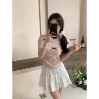 ราคา YIYI SHOP เสื้อปาดไหล่ แต่งโบว์ น่ารัก เอวจั๊ม สไตล์เกาหลี รุ่นE329 (22689096800)