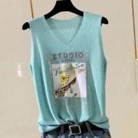 ราคา ANGELCITY เสื้อกล้ามคอวีผ้าไหมพรมวิ้งๆ ปักสกรีลายคนใส่หมวกลายดอกไม้ ผ้านิ่มใส่เย็นสบาย ยืดได้เยอะมากกก สาวอวบใส่ได้ (21794292860)