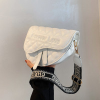 ราคา สีขาว กระเป๋าสะพายข้างใบเล็กสายโซ่ไหล่เดี่ยว ดีไซน์ ฤดูร้อน แฟชั่น ผู้หญิง กระเป๋าใต้วงแขน 2023 อินเทรนด์ สไตล์เกาหลี กระเป๋าถือ (23060136647)