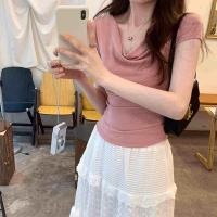 ราคา เสื้อยืดแขนสั้น เสื้อครอปสีพื้น จับจีบด้านข้าง ปกใหญ่เด่น เปิดอกลึก 162268 (23104070464)