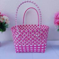 ราคา กระเป๋าสะพายทรงสี่เหลี่ยม ตระกร้าสาน สานเส้นพลาสติก กระเป๋าถือ โทนชมพู กว้าง18ยาว25สูง20 CM ไม่รวมสายวัดจากขอบปากตะกร้า (20632743843)