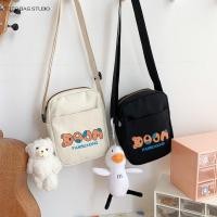 ราคา TOTO BAG STUDIO จัดส่งฟรี กระเป๋าโทโตะกระเป๋าแฟชั่นสะพายพาดลำตัวผ้าใบใหม่น่ารักพิมพ์ลายหมีสีน้ำตาลกระเป๋าสะพายไหล่ผู้หญิงสีสูงซูเปอร์ไฟนักเรียนเซลล์กระเป๋าโทรศัพท์ (22324001352)