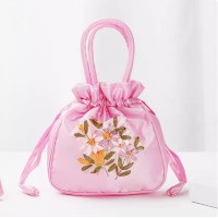 ราคา Retro ปัก ผ้าฝ้าย กระเป๋าถือถัง เชือกรูด กระเป๋าเก็บมือถือ Handmade ผู้หญิง กระเป๋าใหม่ 2024 ชนเผ่า สไตล์ ผ้าไหม Tote (22602479954)