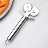 ราคา ที่ตัดพิซซ่า มีดตัดพิซซ่า ที่ตัดแป้งพิซซ่า มีดลูกกลิ้งตัดพิซซ่า ที่ตัดแป้งขนม ที่ตัดแป้งโดว์ Pizza Cutter ยาว 18cm 2 ใบมีด ไม่เป็นสนิม simple coffeeTH (17861110685)