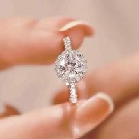 ราคา PETCHARA แหวนเพชรโมอีสหญิง ฝังเพชรเม็ดยอดขนาด 1 2กะรัต หน้าเพชรล้อมทรงกลม บ่าข้างฝังเพชรแถว พร้อมใบเซอร์ (21365000718)