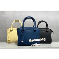 ราคา Charles Keith Structured Trapeze Bag กระเป๋าถือ มีสายยาวสะพายข้าง (16327280974)