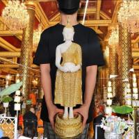 ราคา พระพุทธรูปปางอุ้มบาตร เนื้อเรซิ่นสีขาวปิดทอง กว้าง6นิ้ว สูง23นิ้ว เป็นพระพุทธรูปประจำวันพุธ เหมาะบูชาเองหรือทำบุญถวายวัด (14602421777)
