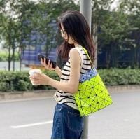 ราคา ของแท้แบรนด์เนม กระเป๋า Janpa CARTON BAG จาก issey Miyake แท้ กระเป๋าสะพายข้าง กระเป๋าใส่มือถือมินิ (24398400284)
