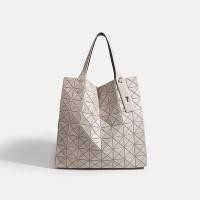 ราคา Bao BAO ISSEY MIYAKE Japan 2024 New Style April Limited 8 8 Grid Diamond Geometric Bag Portable Tote Bag ISSEY MIYAKE Female Bag (24118536487)