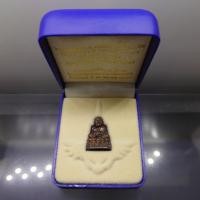 ราคา รูปหล่อหลวงปู่ทวด เหยียบน้ำทะเลจืด เนื้อนวะ 111 ปี กระทรวงกลาโหม พุทธาภิเษก วัดช้างให้ และ วัดพระศรีรัตนศาสดาราม พ ศ 2540 พร้อมกล่องเดิม (22167194346)