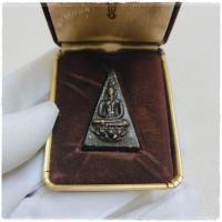 ราคา พระกำลังแผ่นดิน พระสมเด็จจิตรดา ปี2508 พร้อมกล่องเดิม ด้านหน้าติดตราครุฑ ด้านหลังปิดแผ่นทองคำ วัดบวรนิเวศวิหาร (19188238690)