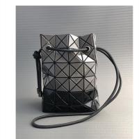 ราคา Bao BAO ISSEY MIYAKE Japan Life Original Factory Messenger Bag Drawstring Bucket Bag Double Color Matching Drawstring Bag Geometric Diamond Bag Shoulder Female Bag (24118711951)