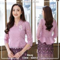 ราคา 68013 ระรินทิพย์ เสื้อลูกไม้เนื้อนุ่ม คอวี แขนกระบอก หน้าสั้น หลังยาว ทรงสวย ซิปหลัง สวมใส่สบาย (23805596082)