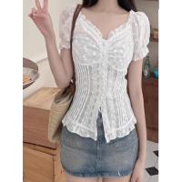 ราคา เสื้อเชิ้ตผ้าลูกไม้สีขาวสไตล์หวานๆ สำหรับผู้หญิงไซส์ใหญ่ ฤดูร้อนปี 2025 เสื้อเชิ้ตแขนสั้นคอวีทรงเข้ารูปสไตล์เกาหลี (24391433896)