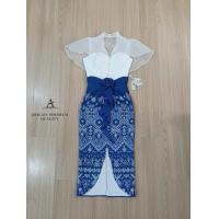 ราคา ป้ายAbigail เซ็ต 3ชิ้น เสื้อซีฟองกระดุมหน้า มาพร้อมผ้าถุงเอวสูงพิมพ์ลายไทยจับจีบด้านหน้ามีเข็มกลัดดอกไม้1ชิ้น เซตนี้เหมาะกับเทศกาล (23098732492)