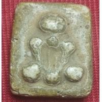 ราคา พระผงกระดูกผี อาจารย์หนู วัดโพธิ์ กรุงเทพฯ แบบที่ 1 เนื้อผงพุทธคุณและผงอาถรรพ์มากมาย สีขาวหม่นอมเทา (16274248764)