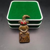 ราคา งั่งตาแดง 2 หน้า เกศเอียง ตำรับเขมรโบราณ อุดด้วยกริ่ง มีเสียง เพื่อเป็นตัวเร่งให้ได้ผลเร็วทันตาเห็น สายเน่ห์แรงๆ เนื้อทองเหลือง (16861576517)