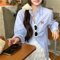ราคา เสื้อเชิ้ตแขนยาวผู้หญิงสไตล์เกาหลีปักลายผีเสื้อ ทรงหลวม สไตล์ลำลอง สีฟ้า ลายทาง ฤดูใบไม้ผลิ 2025 เสื้อเชิ้ตคอโปโล (24564390439)