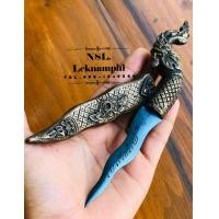 ราคา กริชเหล็กน้ำพี้ ขนาด3นิ้ว ด้ามเเละฝักหล่อด้วยเนื้อมวลสารเเร่เหล็กน้ำพี้รูปพญานาค (17358460031)