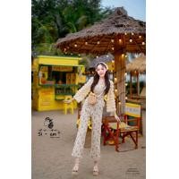 ราคา จั้มสูทกางเกงขายาว เสื้อแขนยาวแต่งลูกไม้สีสวยหรู ผ้าทอแต่งระบายคอเสื้อเพิ่มความน่ารัก (24316614811)