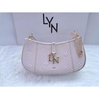 ราคา กระเป๋าสะพายข้าง LYN เเบบใหม่ ทรงพอช มี 3 สี ดำ ชมพู กากี พิมพ์ลายที่หนัง มีพร้อมถุงผ้า ป้ายเเทรค (24296474257)