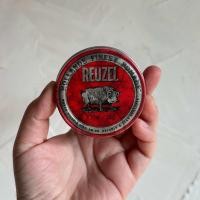 ราคา พร้อมส่ง ของแท้ REUZEL RED POMADE อยู่ทรงปานกลาง เงามาก สูตรน้ำ ช่วยจัดทรงผมทุกสภาพเส้นผม และเพิ่มประกายเงางาม สูตร (22598309301)