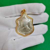 ราคา จี้พระ ในหลวงรัชกาลที่ ๙ เป็นเหรียญเสมาครบ ๖ รอบ ปี ๒๕๔๒ เนื้ออัลปาก้าลงยาสีเงิน งดงามมาก เลี่ยมกรอบอย่างดี พร้อมบูชา (16651744957)