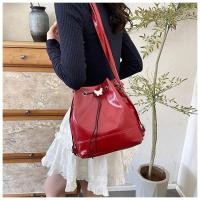 ราคา กระเป๋าแฟชั่นหนัง กระเป๋าทรงถังแบบเชือกรูดผีเสื้อ หนังพียู สะพายข้างและสะพายหลังได้ (24420993005)