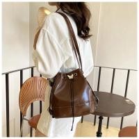 ราคา กระเป๋าแฟชั่นหนัง กระเป๋าทรงถังแบบเชือกรูดผีเสื้อ หนังพียู สะพายข้างและสะพายหลังได้ (24420993006)