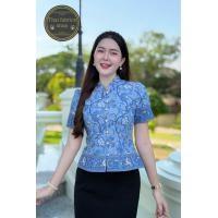ราคา เสื้อปาเต๊ะสีฟ้า เสื้อผ้าคอตตอนสิงคโปร์พิมพ์ลายปาเต๊ะ ลายบานชื่น อัดผ้ากาวอย่างดี ดีเทลคอจีนจิตลดา ทรงเข้ารูป ยกไหล่ (24228298988)