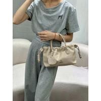 ราคา PROUDกระเป๋าแบรนด์แท้ 6141 รุ่น Puffie ทรง Dumpling Bag ไซส์10นิ้ว เนื้อPUสวยนุ่มสุดๆดีเทลปากรูด ด้านข้างแต่งหนังผูกเป็นเงื่อนน่ารักมาก จะถอดสายออกถือหิ้ว สะพายไหล่ หรือ สะพายครอสบอดี้แมทได้ทุกวัน สาย