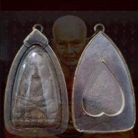 ราคา จี้พระ พระเครื่อง พระเครื่องหลวงปู่ทวดเหยียบน้ำทะเลจืด วัดช้างให้ ปี2497 เนื้อผงว่านเก่า เลี่ยมกรอบเงินเก่า ขนาด2 5 4 5ซม (17553638486)