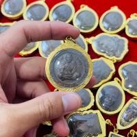 ราคา จี้พระ เหรียญหลวงปู่หมุน ฐิตสีโล มหาโภคทรัพย์ ครอบจักรวาล วัดบ้านจาน จ ศรีสะเกษ ปี2560 เลี่ยมกรอบชุบทอง (22844479504)