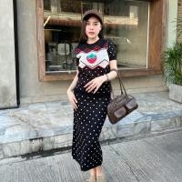 ราคา MesubShop ชุดเซ็ต2ชิ้น เสื้อไหมพรมคอกลมแขนสั้น กระโปรงยาว ผ้าไหมพรมทอลายในตัว เนื้อผ้านุ่มใส่สบาย พร้อมส่ง รุ่น สตอจุด (23867759557)