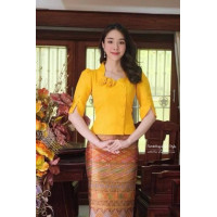 ราคา เสื้อผ้าไหมลาว ดีเทลคอห้าเหลี่ยม แขนศอกระบาย แต่งกระดุม 2 เม็ด งานเข้ารูปเข้าทรงสวยมาก (22523320567)