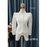 ราคา เสื้อลูกไม้จิตรลดา คอจีน กระดุมผ้า แขนยาว แมชใส่กับผ้าถุงไปงานบุญ งานบวช สวยมากค่ะ (18850503768)