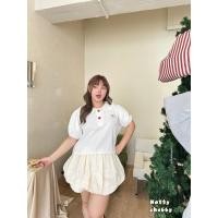 ราคา 1083 เสื้อคอบัวแขนตุ๊กตา ผ้ารังผึ้ง แต่งกระดุมหัวใจ ปักหัวใจสีแดง สาวอวบ (23603645295)