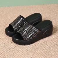 ราคา รองเท้าสลิปเปอร์ส้นตึกสำหรับผู้หญิงรองเท้าส้นตึกเปิดนิ้วเท้ารองเท้าลำลองแฟชั่นใส่ในบ้านกลางแจ้ง2025ใหม่สำหรับฤดูร้อน (24468905927)