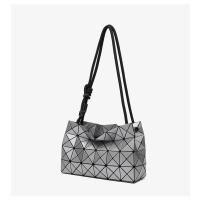 ราคา กระเป๋าสะพายข้างผ้าฝ้ายทรงสี่เหลี่ยมจัตุรัสสไตล์ยูนิเซ็กซ์ปี 2025 กระเป๋าสะพายข้างแบบสะพายข้างสำหรับผู้หญิงพร้อมเชือกผูกกระเป๋าสะพายข้างทรงสี่เหลี่ยมจัตุรัสทรงเรขาคณิต (22259860328)