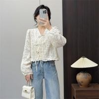 ราคา เสื้อเชิ้ตผู้หญิงแขนยาวทรงสั้นลายลูกไม้สไตล์หวาน กระดุมปักแบบจีน ทรงตรง เส้นใยโพลีเอสเตอร์ คอวี ฤดูใบไม้ผลิและฤดูร้อน (24424820248)